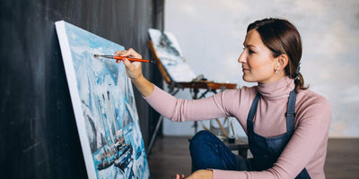 Mujer pintando un cuadro de un paisaje
