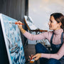 Mujer pintando un cuadro de un paisaje