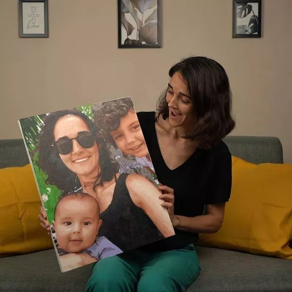 Una mujer sostiene orgullosa su cuadro de pintar por numeros personalizado de sus dos hijos