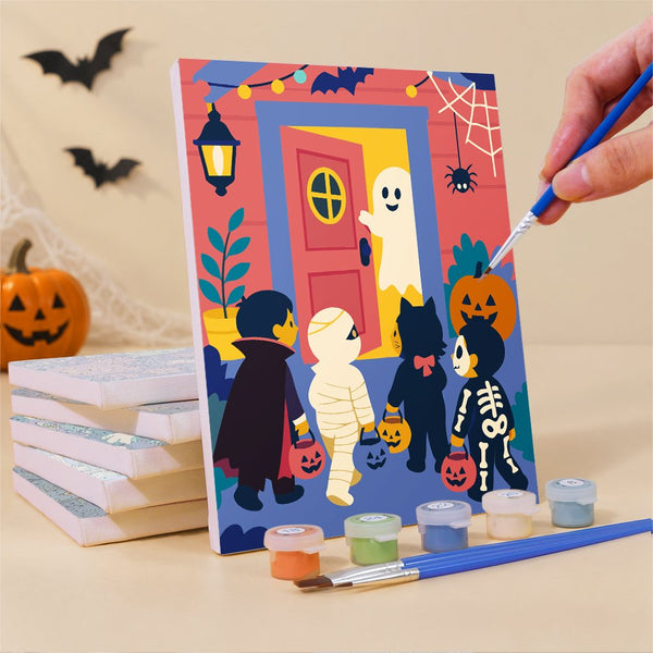 Pintando uno de los mini lienzos de Aventuras al Caer la Noche con un pincel fino